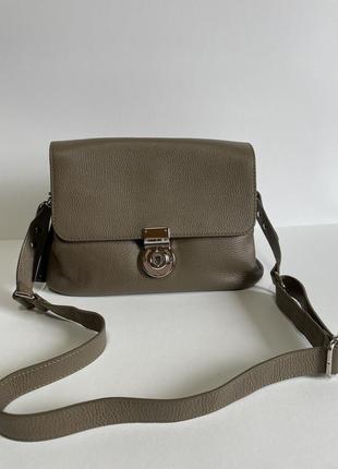 Італійська шкіряна сумочка-кросбоді середнього розміру тауп1 фото