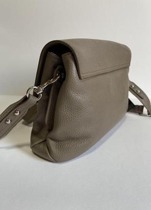 Італійська шкіряна сумочка-кросбоді середнього розміру тауп7 фото