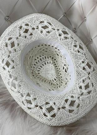 Летняя плетеная шляпа федора ковбойка с узорами белая10 фото