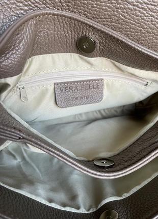 Італійська шкіряна сумочка-кросбоді середнього розміру тауп10 фото