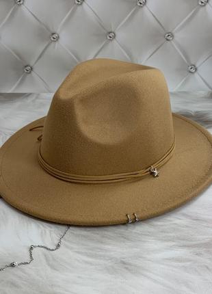 Шляпа федора с цепочкой, пирсингом hollywood бежевая (декор золото или серебро)1 фото