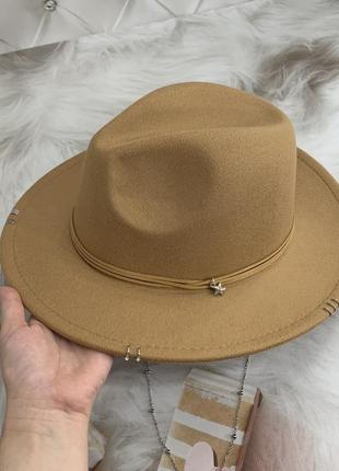 Шляпа федора с цепочкой, пирсингом hollywood бежевая (декор золото или серебро)2 фото