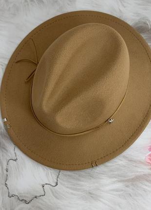 Шляпа федора с цепочкой, пирсингом hollywood бежевая (декор золото или серебро)9 фото