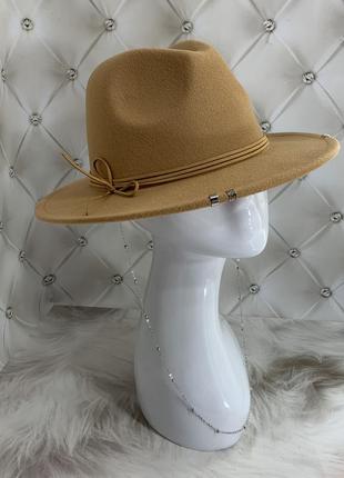 Шляпа федора с цепочкой, пирсингом hollywood бежевая (декор золото или серебро)3 фото