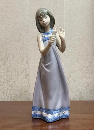 Фарфоровая статуэтка lladro «девушка со свечей».