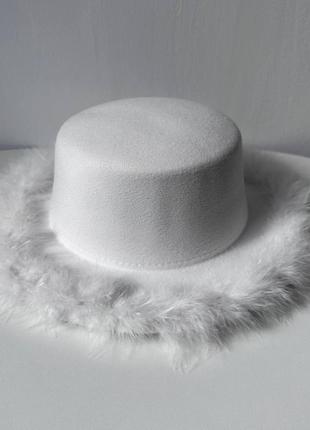 Шляпа канотье с устойчивыми полями (6 см) украшенная перьями fuzzy белая1 фото