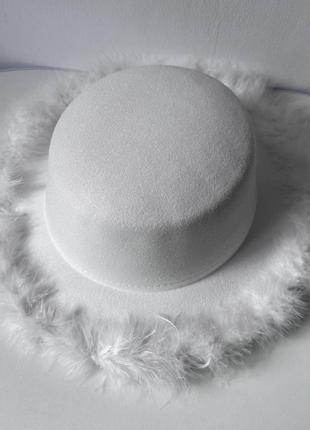 Шляпа канотье с устойчивыми полями (6 см) украшенная перьями fuzzy белая4 фото