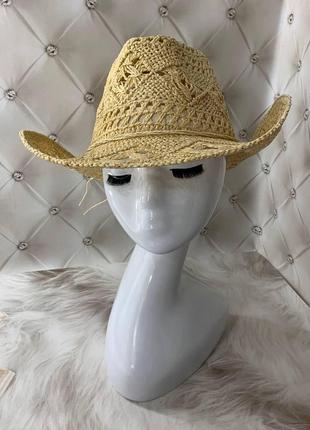 Летняя плетеная шляпа федора ковбойка с узорами бежевая8 фото