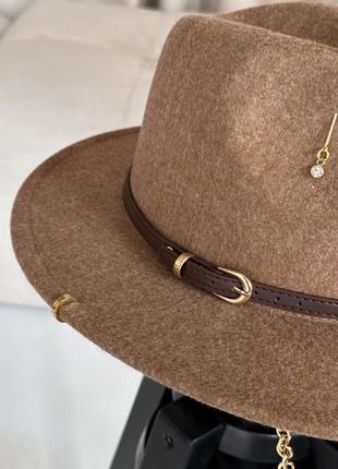 Шерстяная шляпа федора с ремешком, пирсингом, цепочкой wool sia коричневая3 фото