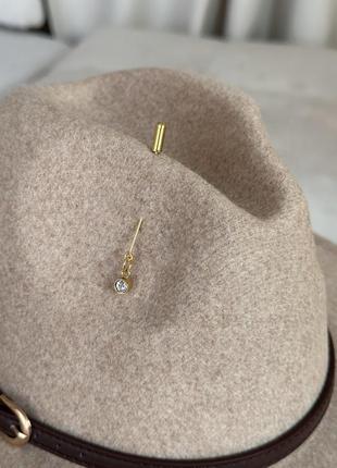 Вовняний капелюх федора з ремінцем, пірсингом, ланцюжком wool sia молочний4 фото