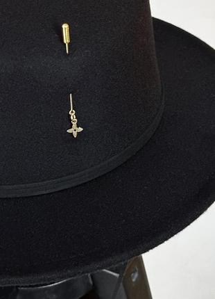 Шляпа канотье с декором: пирсингом, подвесками и шнуром по тулии clovers черная3 фото