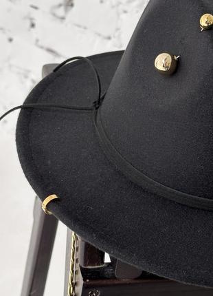 Шляпа федора с устойчивыми полями, пирсингом, булавкой и двойной цепью sandra черная3 фото