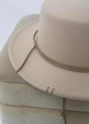 Шляпа канотье с декором: пирсингом, подвесками и шнуром по тулии clovers молочная4 фото