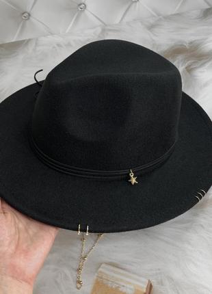 Шляпа федора с цепочкой, пирсингом hollywood черная (декор золото или серебро)5 фото