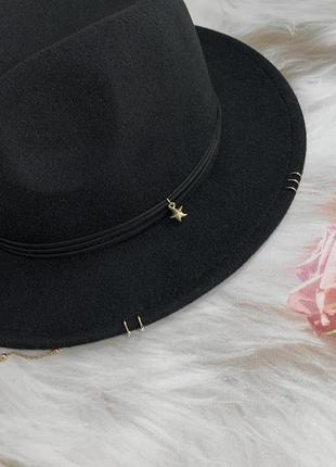 Шляпа федора с цепочкой, пирсингом hollywood черная (декор золото или серебро)9 фото