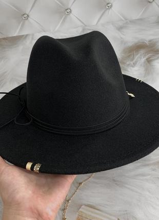 Шляпа федора с цепочкой, пирсингом hollywood черная (декор золото или серебро)6 фото