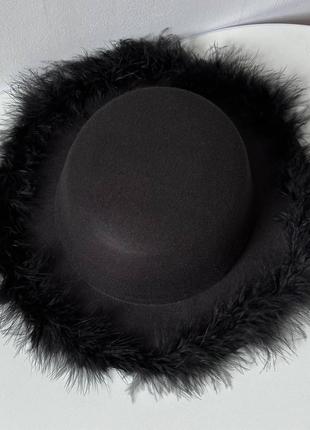 Шляпа канотье с устойчивыми полями (6 см) украшенная перьями fuzzy черная4 фото