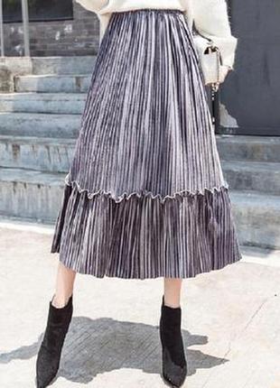 Женская плиссированная длинная юбка бархатная с рюшами серая5 фото