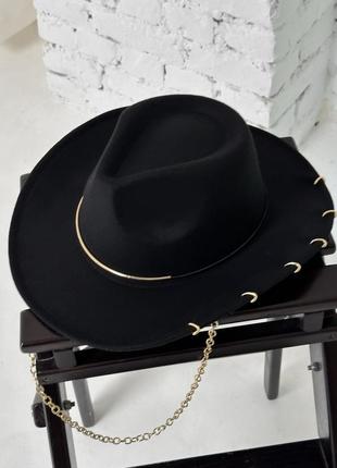 Шляпа федора ковбойка унисекс с декором и цепочкой punk черная4 фото