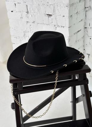 Шляпа федора ковбойка унисекс с декором и цепочкой punk черная3 фото