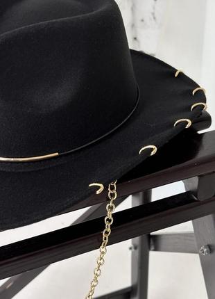 Шляпа федора ковбойка унисекс с декором и цепочкой punk черная2 фото