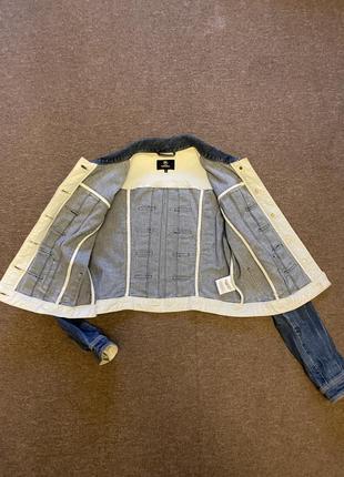 Джинсова жіноча курточка з оригінальною спинкою3 фото