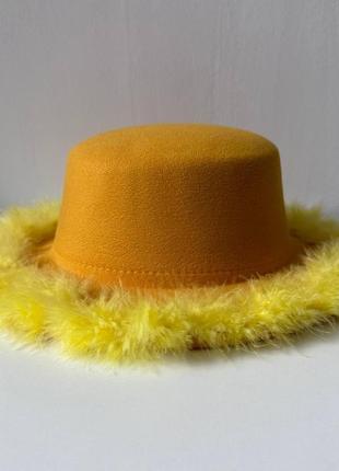 Шляпа канотье с устойчивыми полями (6 см) украшенная перьями fuzzy желтая2 фото