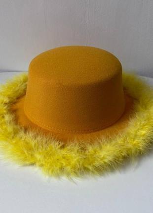 Шляпа канотье с устойчивыми полями (6 см) украшенная перьями fuzzy желтая