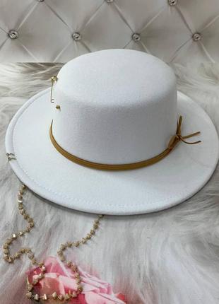 Шляпа канотье с декором (цепочкой, пирсингом, булавкой) boater cristal белая7 фото