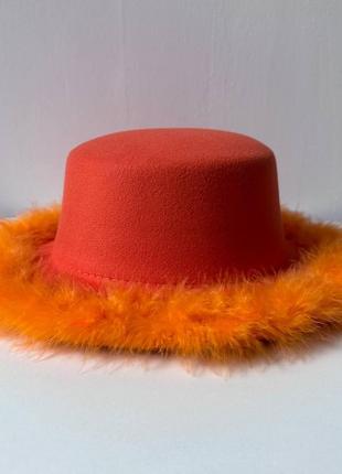 Шляпа канотье с устойчивыми полями (6 см) украшенная перьями fuzzy оранжевая2 фото