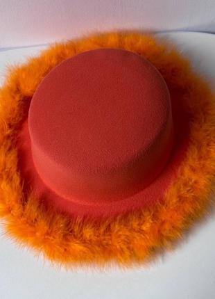 Шляпа канотье с устойчивыми полями (6 см) украшенная перьями fuzzy оранжевая4 фото