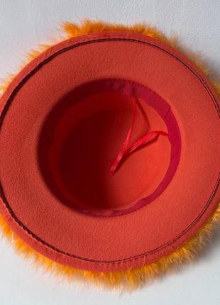 Шляпа канотье с устойчивыми полями (6 см) украшенная перьями fuzzy оранжевая5 фото