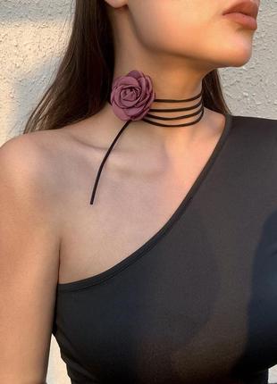 Чокер на шею роза лиловая из атласа на замшевом шнурке3 фото