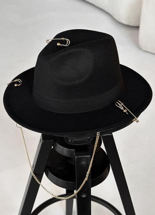 Шляпа федора с булавками и цепочкой triple pins черная2 фото