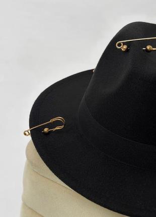 Шляпа федора с булавками и цепочкой triple pins черная5 фото