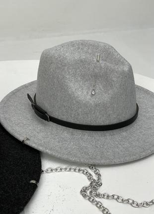 Шерстяная шляпа федора с ремешком, пирсингом, цепочкой wool sia серая4 фото