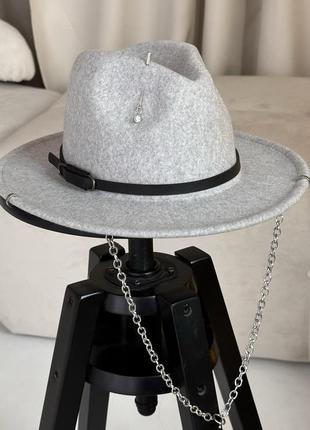 Шерстяная шляпа федора с ремешком, пирсингом, цепочкой wool sia серая1 фото