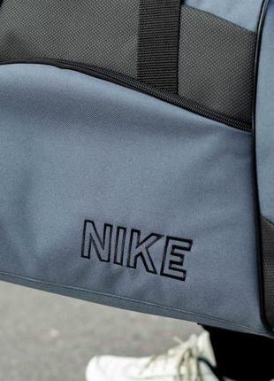 Спортивная дорожная сумка nike тканевая серая для тренажерного зала мужская на 55 литров9 фото