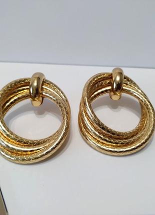 Золотистые серьги круглые минимализм шарики гвоздики пусеты кольца под золото5 фото