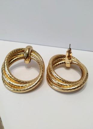 Золотистые серьги круглые минимализм шарики гвоздики пусеты кольца под золото6 фото