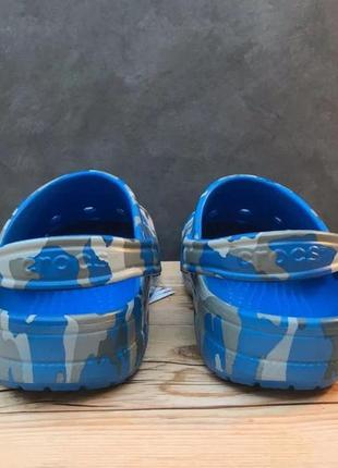 Крокс бая клог принт сині-камуфляж crocs baya seasonal printed clog bright cobalt / multi3 фото