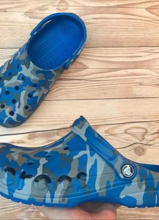 Крокс бая клог принт сині-камуфляж crocs baya seasonal printed clog bright cobalt / multi5 фото