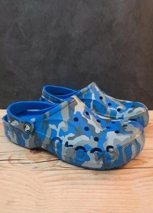 Крокс бая клог принт сині-камуфляж crocs baya seasonal printed clog bright cobalt / multi