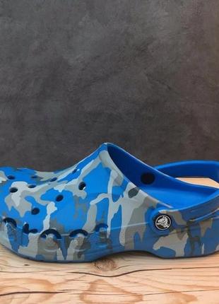 Крокс бая клог принт сині-камуфляж crocs baya seasonal printed clog bright cobalt / multi10 фото