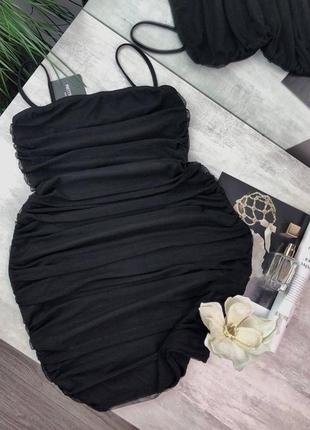 Черная женская мини-платье из сетки на тонких бретелях