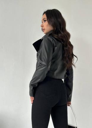 Женская эффектная весенняя стильная кожаная короткая куртка косуха эко кожи на подкладке укороченная с поясом6 фото