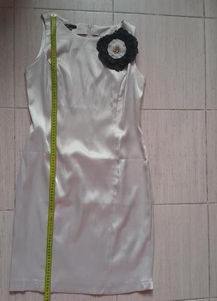Новое атласное платье футляр с брошью цветком 42 размер2 фото