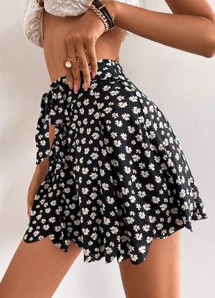 Юбка на запах женская юбка в цветочный принт с ромашками черная летняя оверсайз короткая5 фото