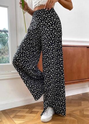 Розкльошені штанці жіночі штани кльош широкі оверсайз чорні в квітковий принт3 фото