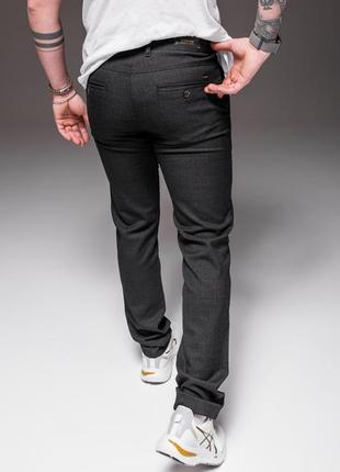 Повседневные мужские брюки черные в клетку7 фото